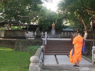 台中神社で参拝する僧侶