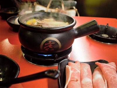 老先覺麻辣窯燒鍋台北農安店の麻辣鍋と豚肉